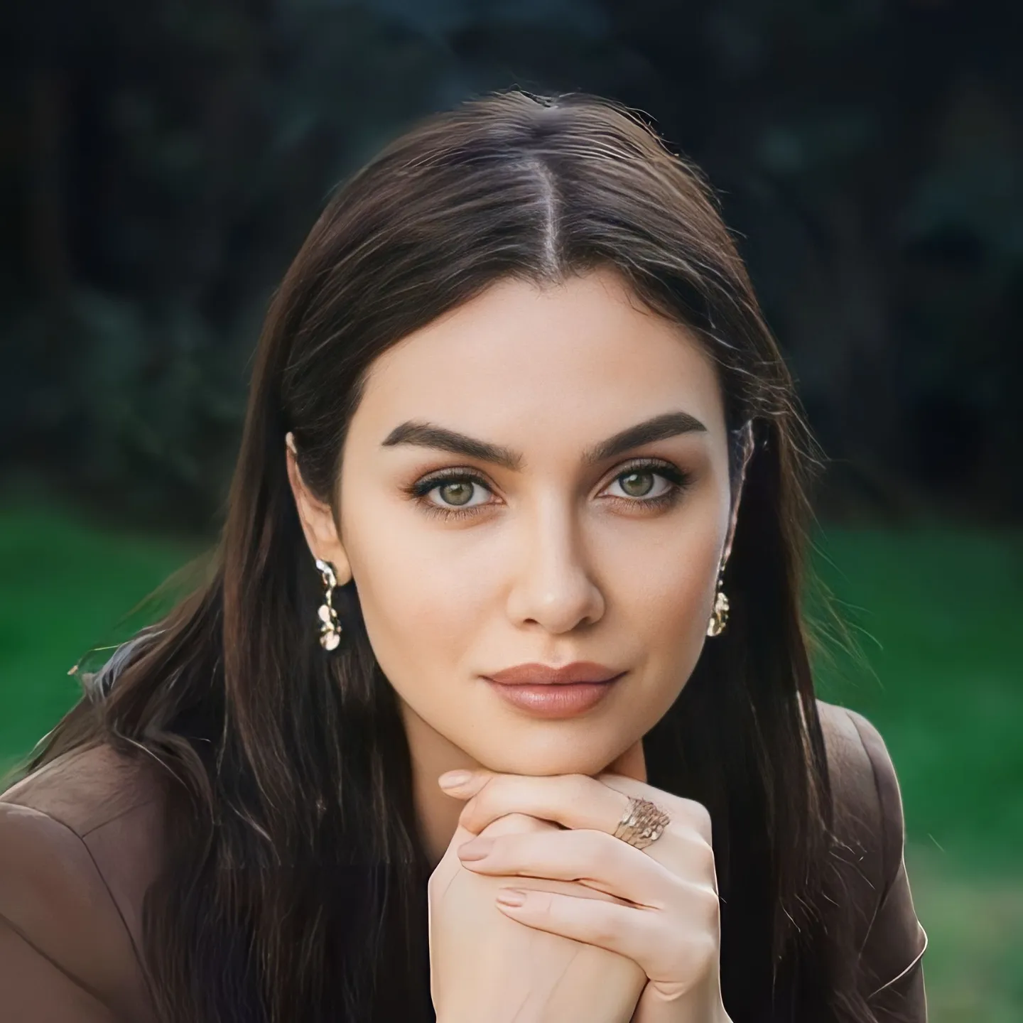 kobieta w wieku 40 lat z zadbaną twarzą